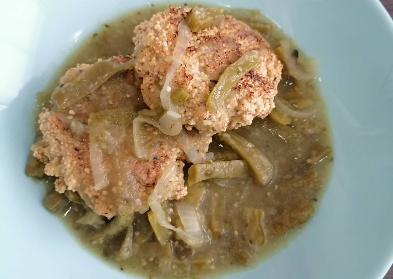 Tortitas de amaranto en salsa verde con nopales