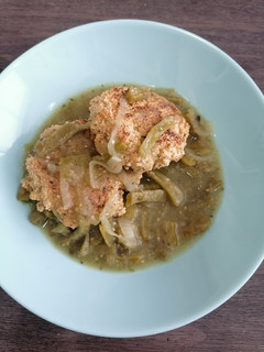 Una foto de Tortitas de amaranto en salsa verde con nopales