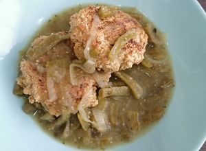Una foto de Tortitas de amaranto en salsa verde con nopales