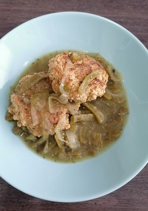 Una foto de Tortitas de amaranto en salsa verde con nopales