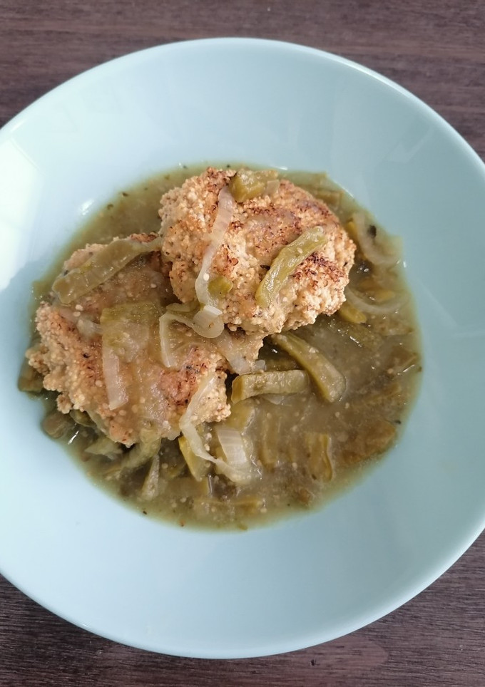 Una foto de Tortitas de amaranto en salsa verde con nopales