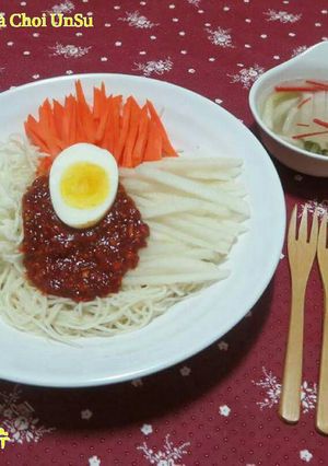 Hình của món MÌ Trộn Cay 비빔국수.