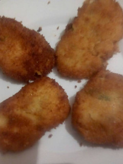 Una foto de Tortitas de patatas con queso rellenas de pollo y jamón
