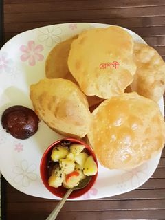 লুচি আর সাদা আলুর সব্জী (luchi sada aloor torkari recipe in Bengali) রেসিপির প্রধান ছবি