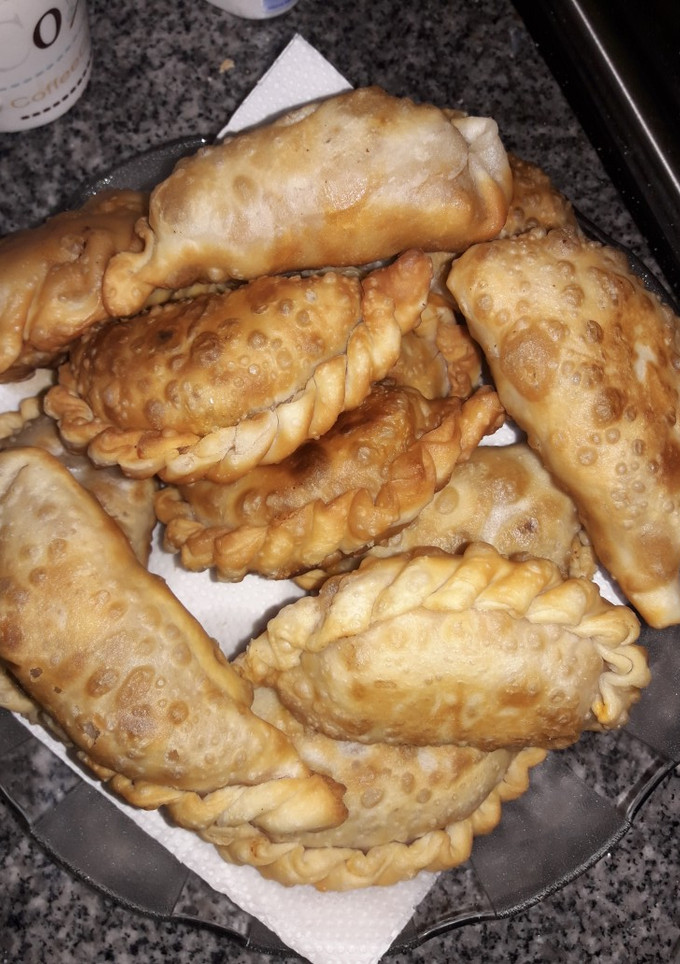 Una foto de Empanadas de carne cortada a cuchillo