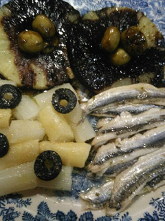 Una foto de Piña con aceitunas rellenas