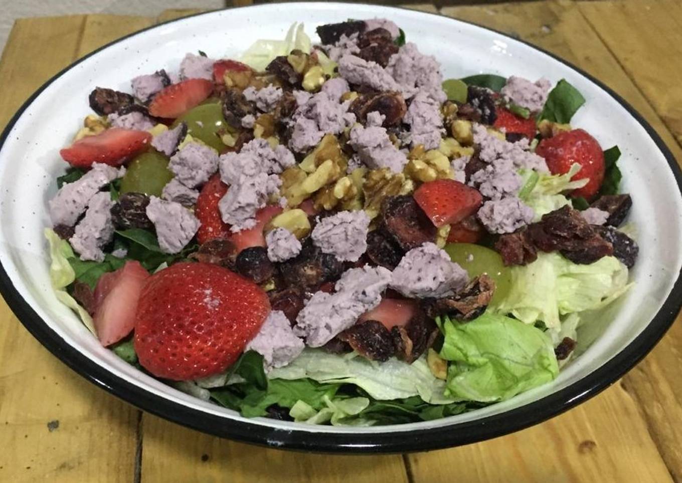 Ensalada de lechuga, espinacas, frutas y queso de cabra