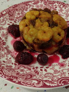 Una foto de Timbal de alcachofas y langostinos con frutas del bosque