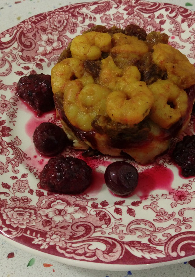 Una foto de Timbal de alcachofas y langostinos con frutas del bosque
