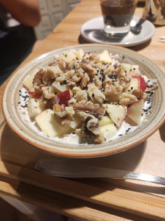 Una foto de Porridge de manzana y nueces