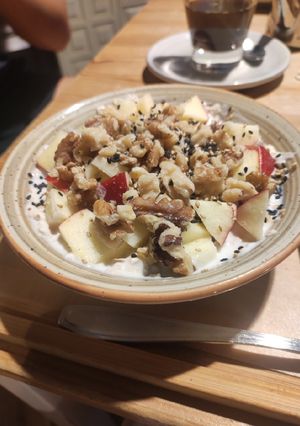Una foto de Porridge de manzana y nueces
