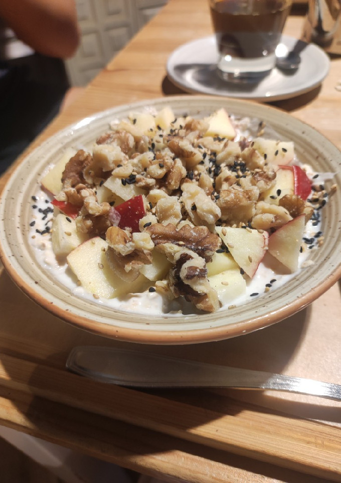 Una foto de Porridge de manzana y nueces