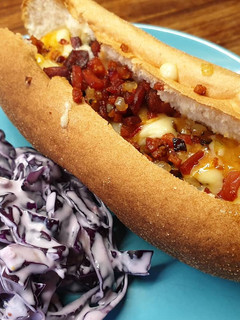 Una foto de Perrito sin gluten y coleslaw de queso azul