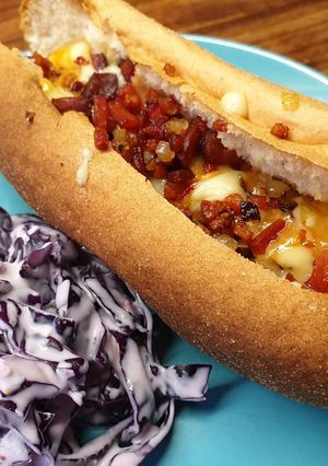 Una foto de Perrito sin gluten y coleslaw de queso azul