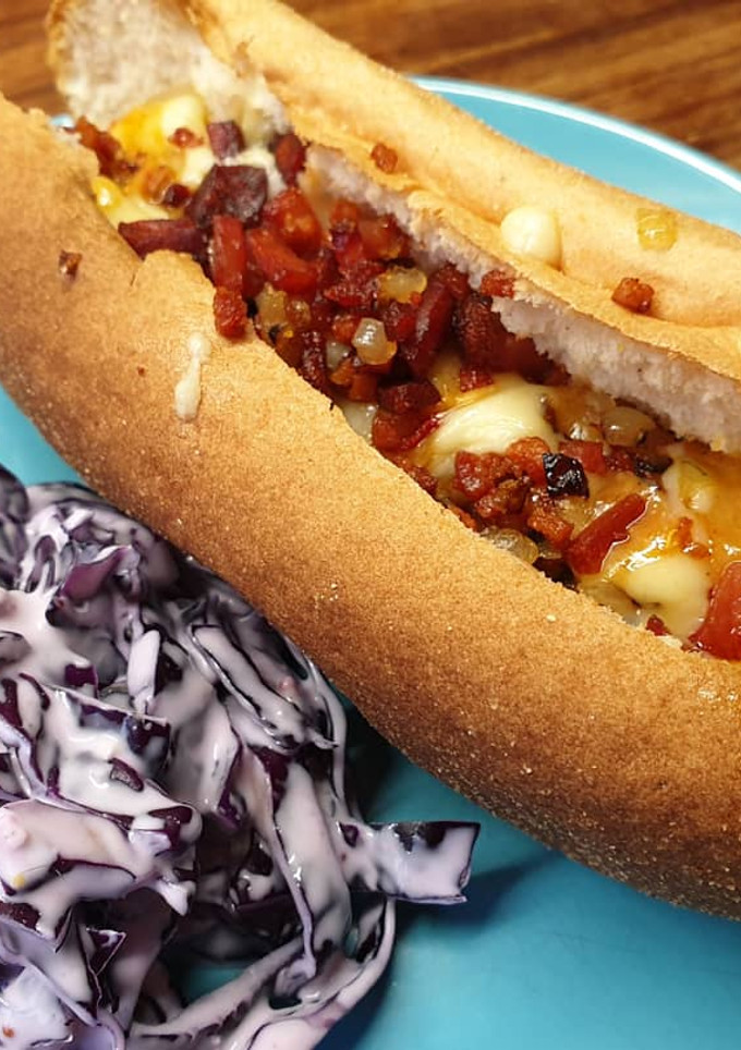 Una foto de Perrito sin gluten y coleslaw de queso azul