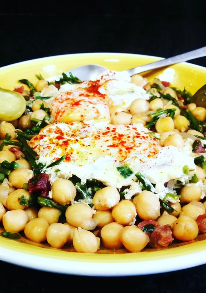 Una foto de Garbanzos con espárragos silvestre, jamón curado y huevo