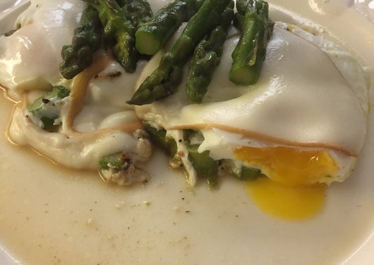 Uova con asparagi e scamorza affumicata