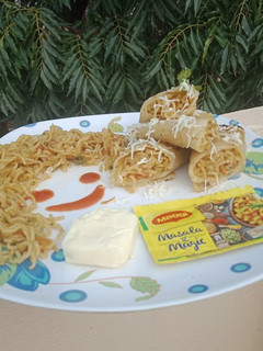 मैगी स्प्रिंग रोल (Maggi spring roll recipe in Hindi) रेसिपी मुख्य फोटो