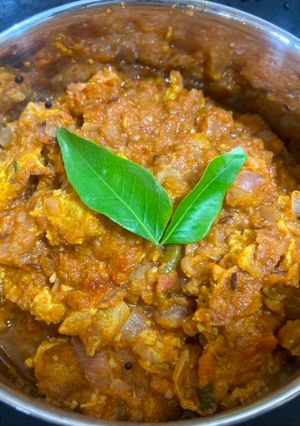 நாட்டுக்கோழி முட்டை ஆம்லெட் குழம்பு (Naattukozhi muttai omelette recipe in tamil) செய்முறை முக்கிய புகைப்படம்