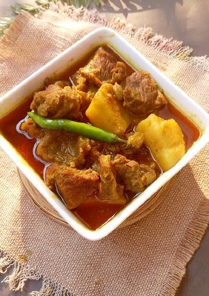 আলু দিয়ে গরুর মাংস রেসিপির প্রধান ছবি