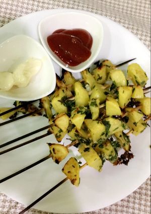صورة لوصفة بطاطا بالكزبره والثوم مشويه 😋