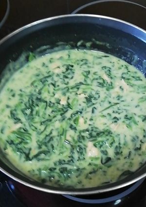 Una foto de Espinacas a la crema con salmón ahumado