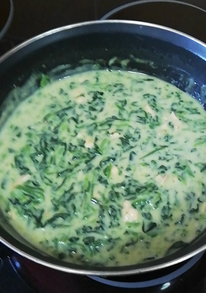 Una foto de Espinacas a la crema con salmón ahumado