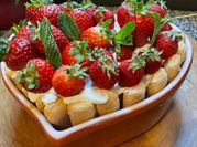 Une photo de charlotte fruits rouges