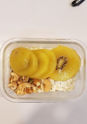 Hình của món Sữa chua mix granola và hoa quả.