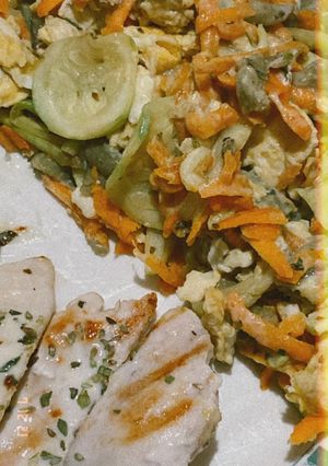 Una foto de Revuelto de verduras con pollo -
