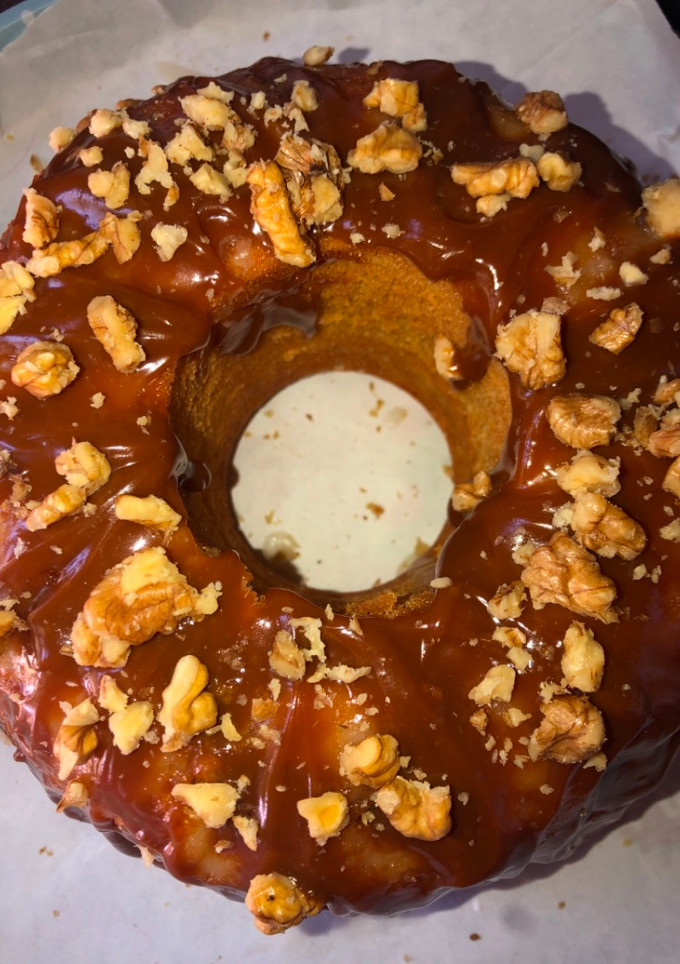 Una foto de Torta bañada con dulce de leche y nueces 😋