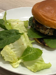 Una foto de Hamburguesa de pavo con espinacas