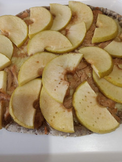 Una foto de Pizza de pollo y manzanas