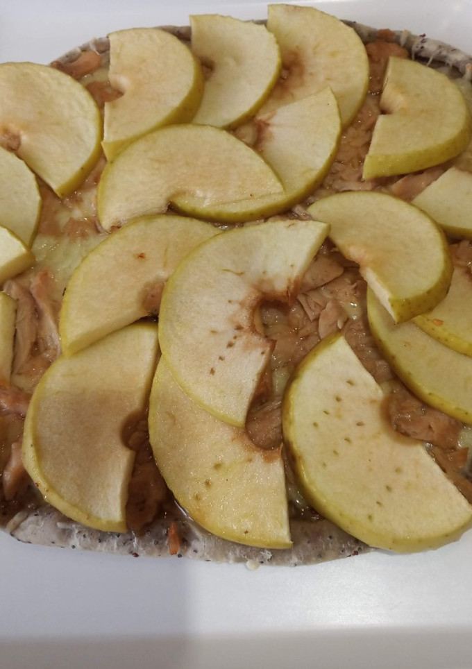 Una foto de Pizza de pollo y manzanas