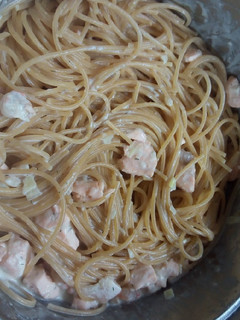 Una foto de Espaguetis con salmón fresco y gambas