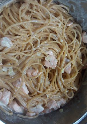 Una foto de Espaguetis con salmón fresco y gambas