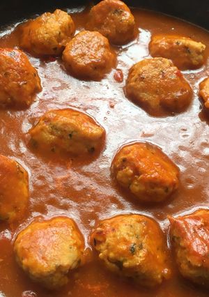 Una foto de Albóndigas de pollo con salsa