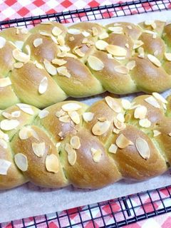 抹茶牛奶辮子麵包(奶素) 的食譜成品照片