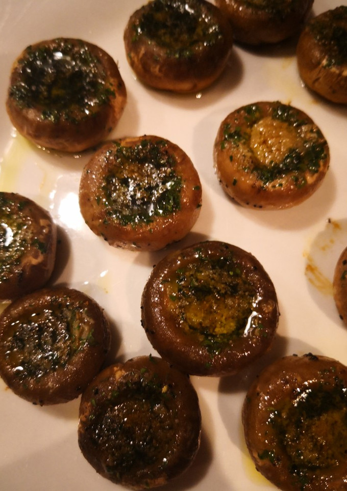 Una foto de Champiñones con ajo y perejil