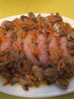 Una foto de Salchichas de pollo al vino blanco