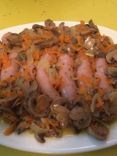 Una foto de Salchichas de pollo al vino blanco