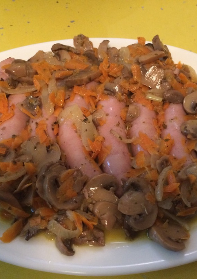 Una foto de Salchichas de pollo al vino blanco