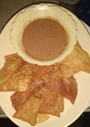 A picture of Manda crisps with a yoghurt chocolate dip.