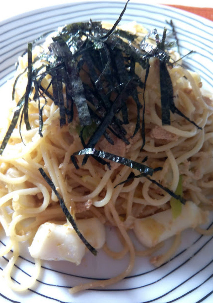 Una foto de Pasta con huevas de bacalao y calamar