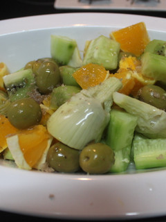 Una foto de Ensalada de naranja, pepino y alcachofas