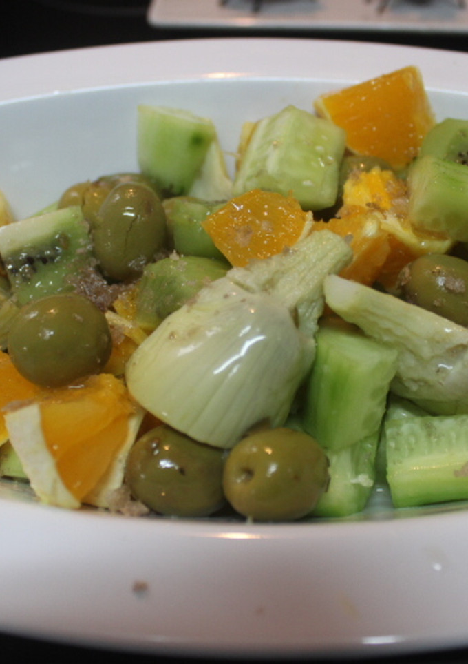 Una foto de Ensalada de naranja, pepino y alcachofas