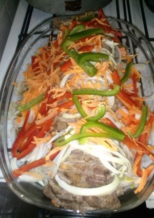 Una foto de Peceto con salsa de mostaza y verduras
