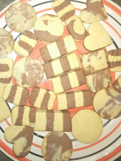 A picture of 🍫 marble-like cookies(chocolate cookies).