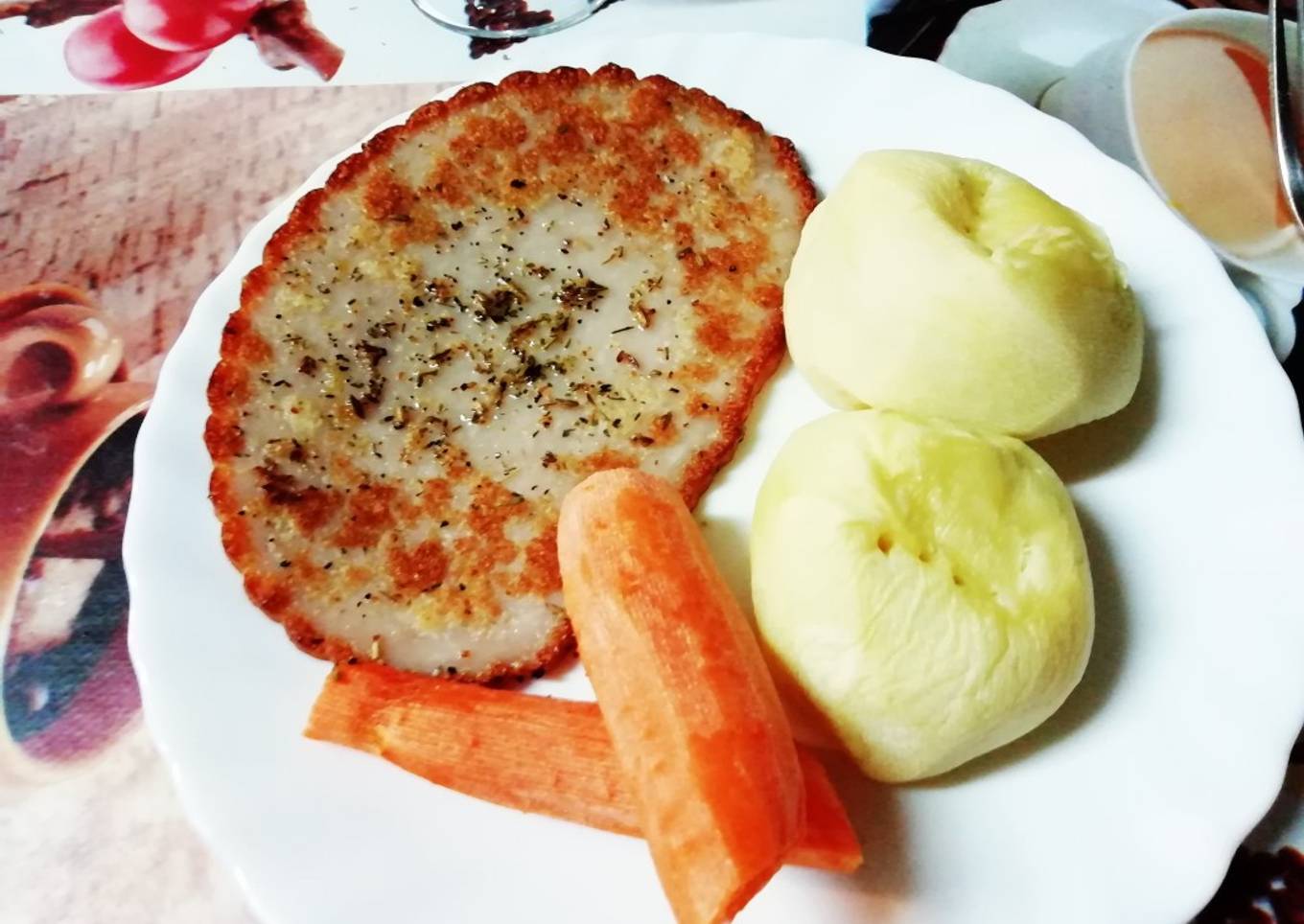 Filete de pollo asado a la plancha con patatas y zanahorias