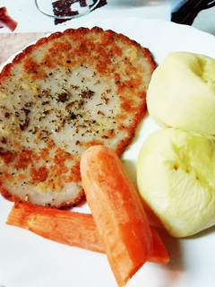 Una foto de Filete de pollo asado a la plancha con patatas y zanahorias